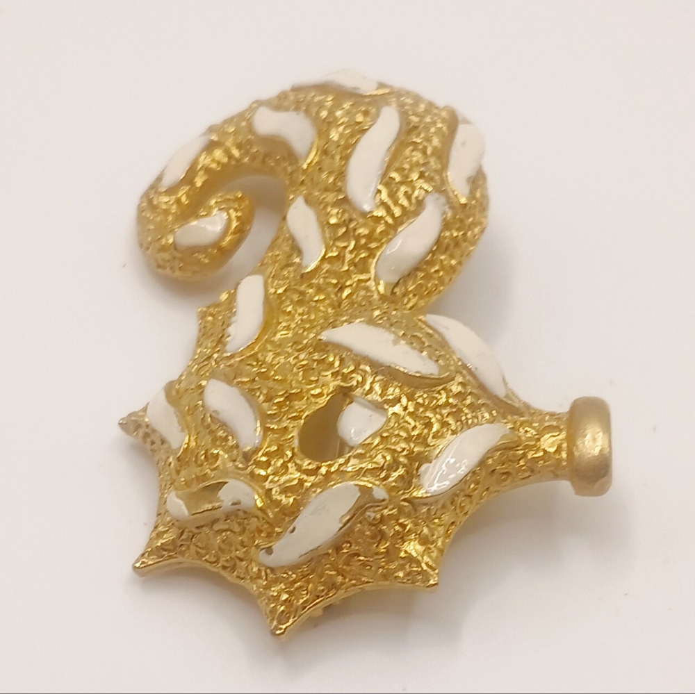 Unsigned Gold Tone Seahorse Brooch 1.5" - Picture 4 of 6